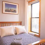 2 Bedroom Apt With 3 Beds - Friends & Family