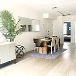 Beautiful Bright Renovated 2Br With A Balcony- Sleeps 5