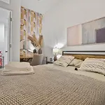 Designer 2 Bedroom Comfort Near Central Park