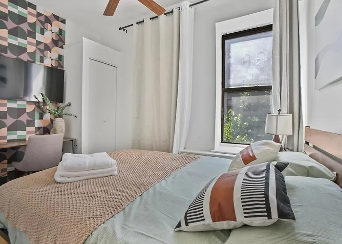 Designer 2 Bedroom Comfort Near Central Park