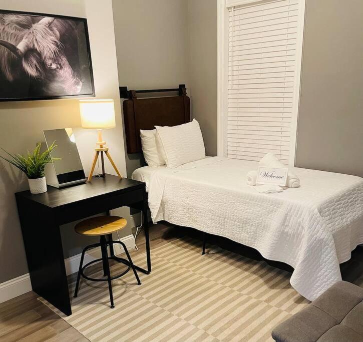 Căn hộ Luxury 2 Bedroom With Laundry & Close Transport