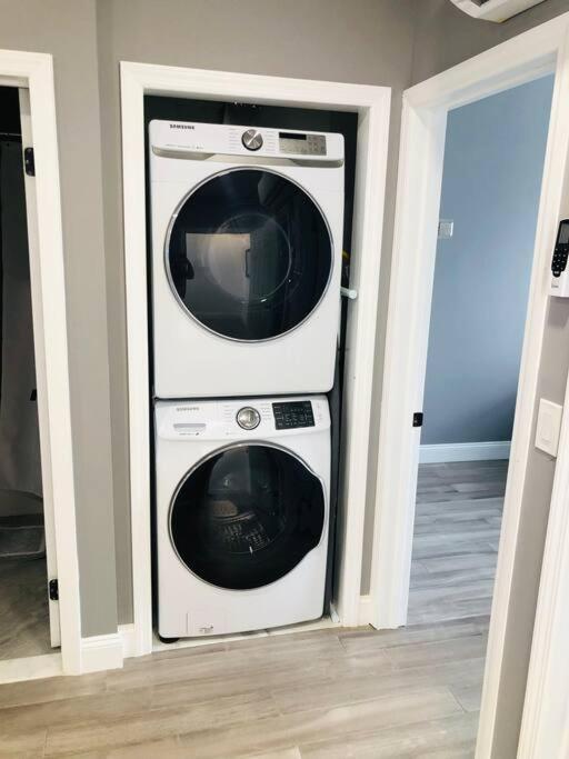 Luxury 2 Bedroom With Laundry & Close Transport Căn hộ *