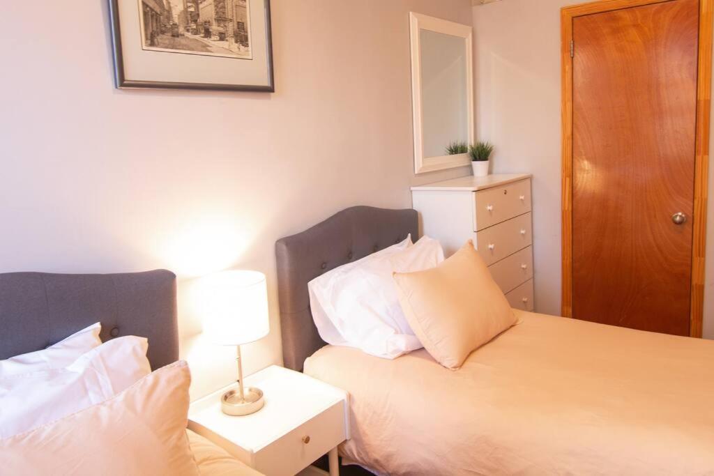 2 Bedroom With 3 Beds - Friends & Family Apartment *