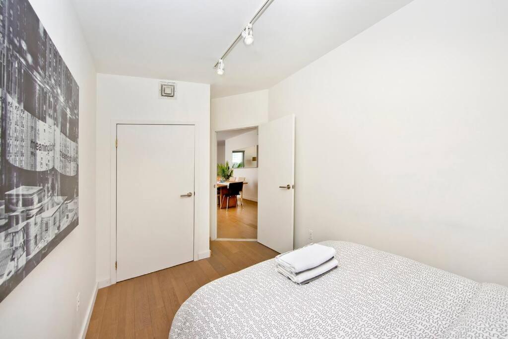 Beautiful Bright Renovated 2br With A Balcony- Sleeps 5 New York
