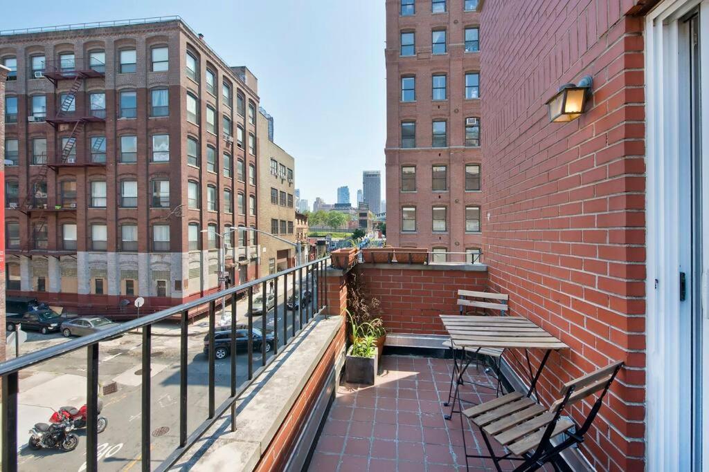 Beautiful Bright Renovated 2br With A Balcony- Sleeps 5 Apartment New York