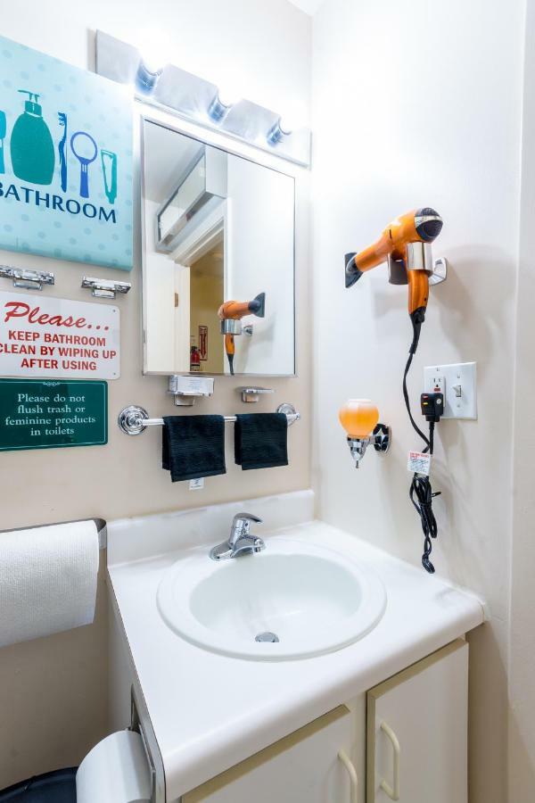 Căn hộ Two Bedrooms Manage And Supervise By Host Endless Features Amenities Dishwasher Washer Dryer Wifi Internet Services By Verizon Fios 960 Upload 960 Download Bi Monthly Free Housekeeping Services Huge 10000 Square Footage