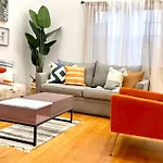 Modern Apartment With Parking & Quick Ride To Manhattan