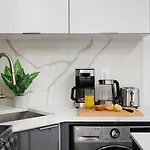 317-2A Sleek Modern 1Br Ues W&D