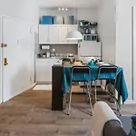 2Br Great Location Short Walk To Times Square