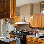 Luxurious Apartment At Colonial Townhouse