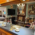 Luxurious Apartment At Colonial Townhouse