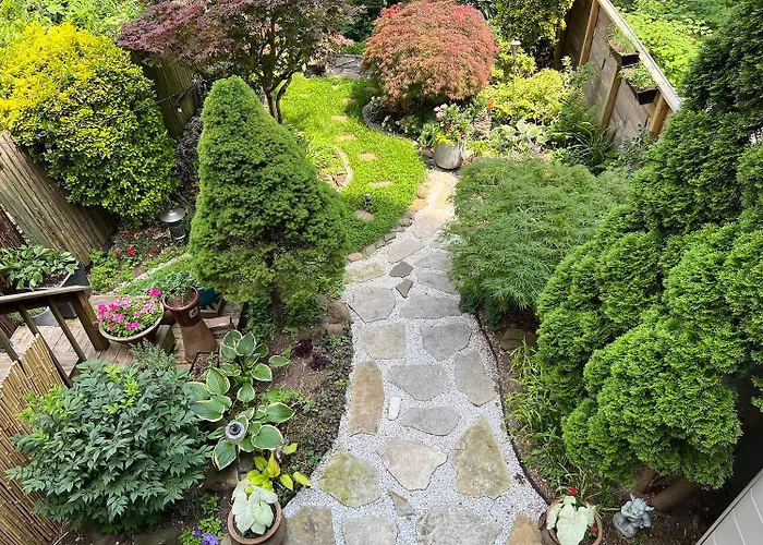 Brooklyn, Garden, Spacious, Great Location, 1 Stop To Manhattan