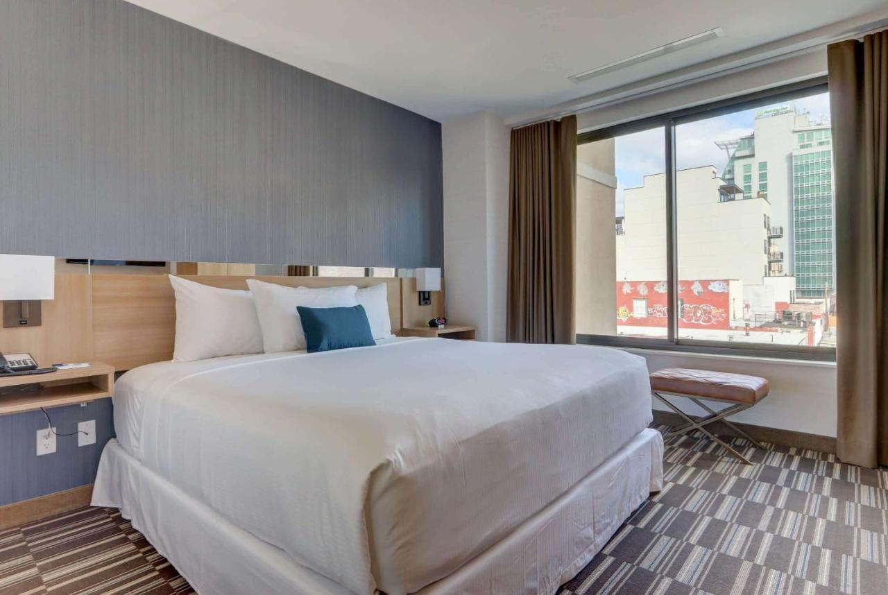 Microtel By Wyndham Long Island Khách sạn 3*
