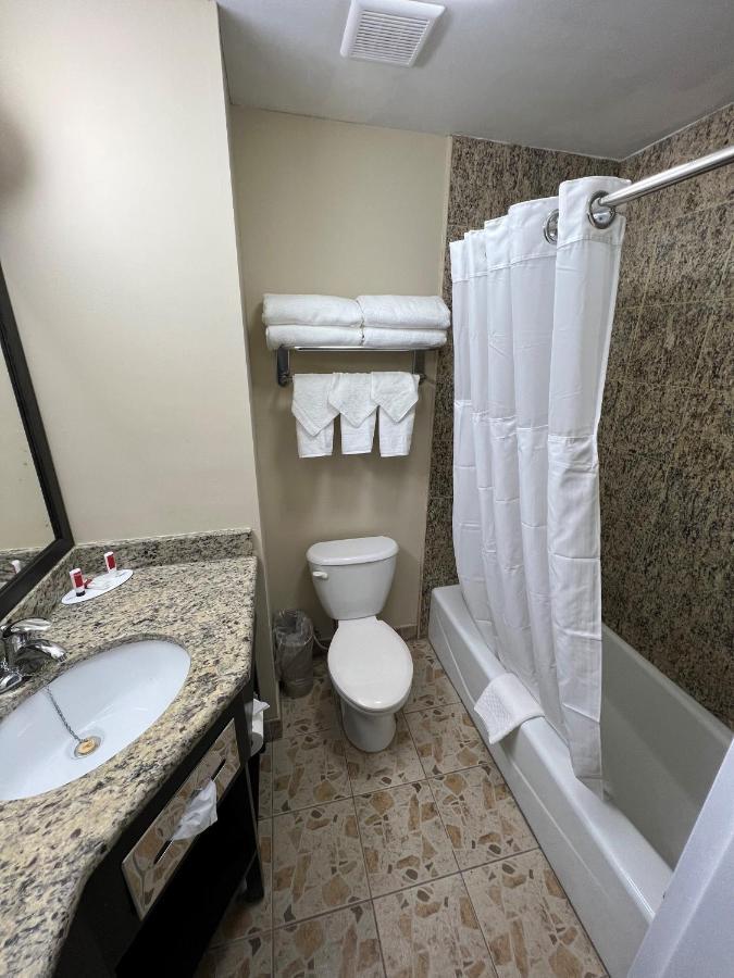 Travelodge By Wyndham Queens Khách sạn