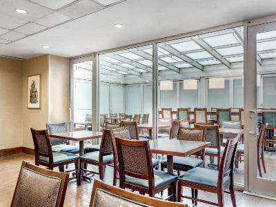 Hampton Manhattan Grand Khách sạn 3*