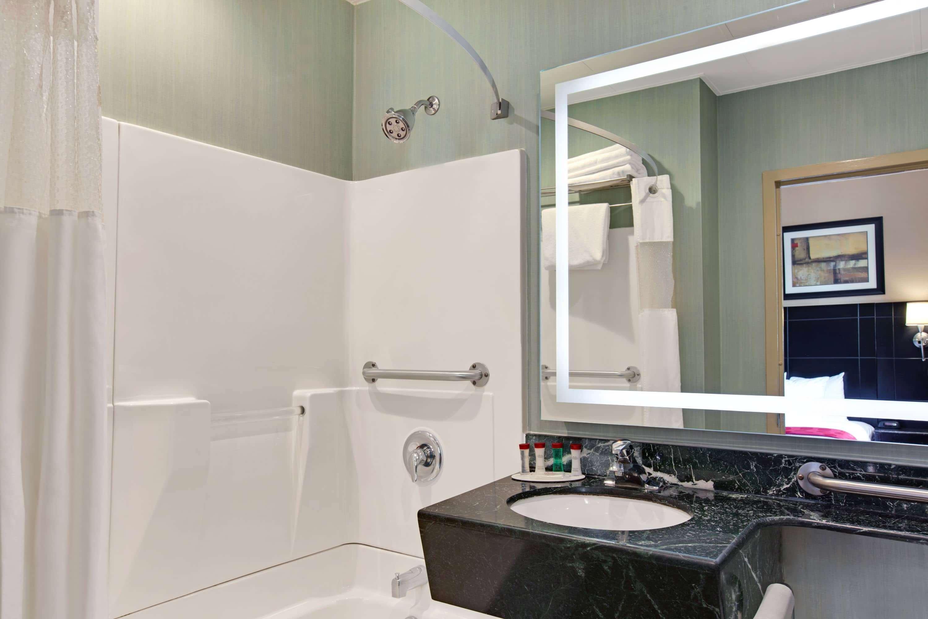 Khách sạn Ramada By Wyndham Bronx
