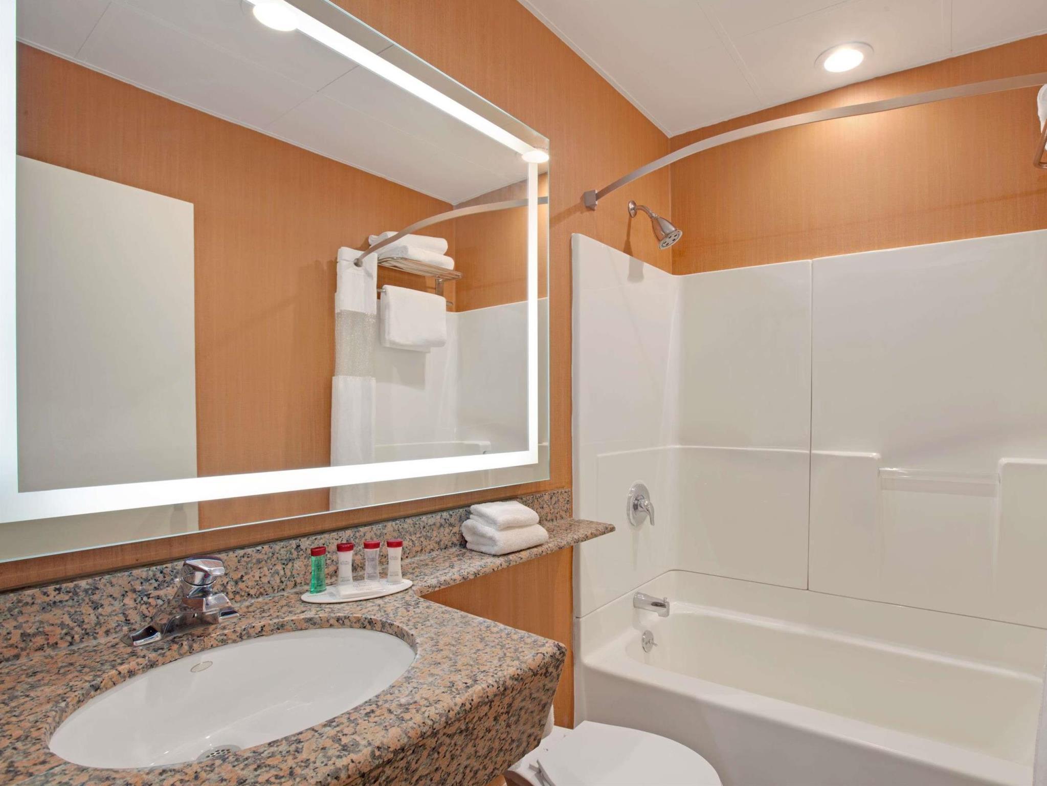 Ramada By Wyndham Bronx Khách sạn 3*
