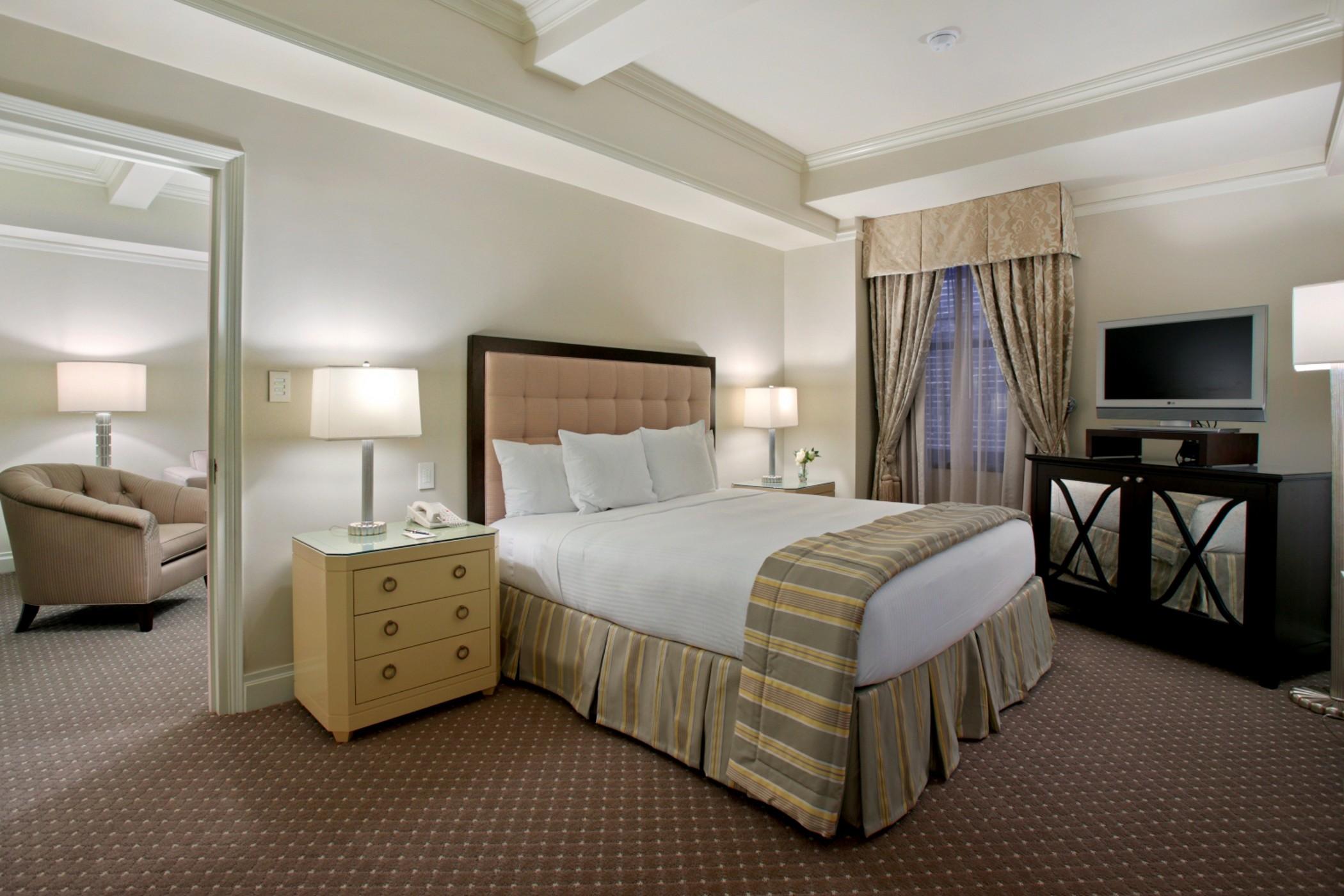 Khách sạn Warwick 4*
