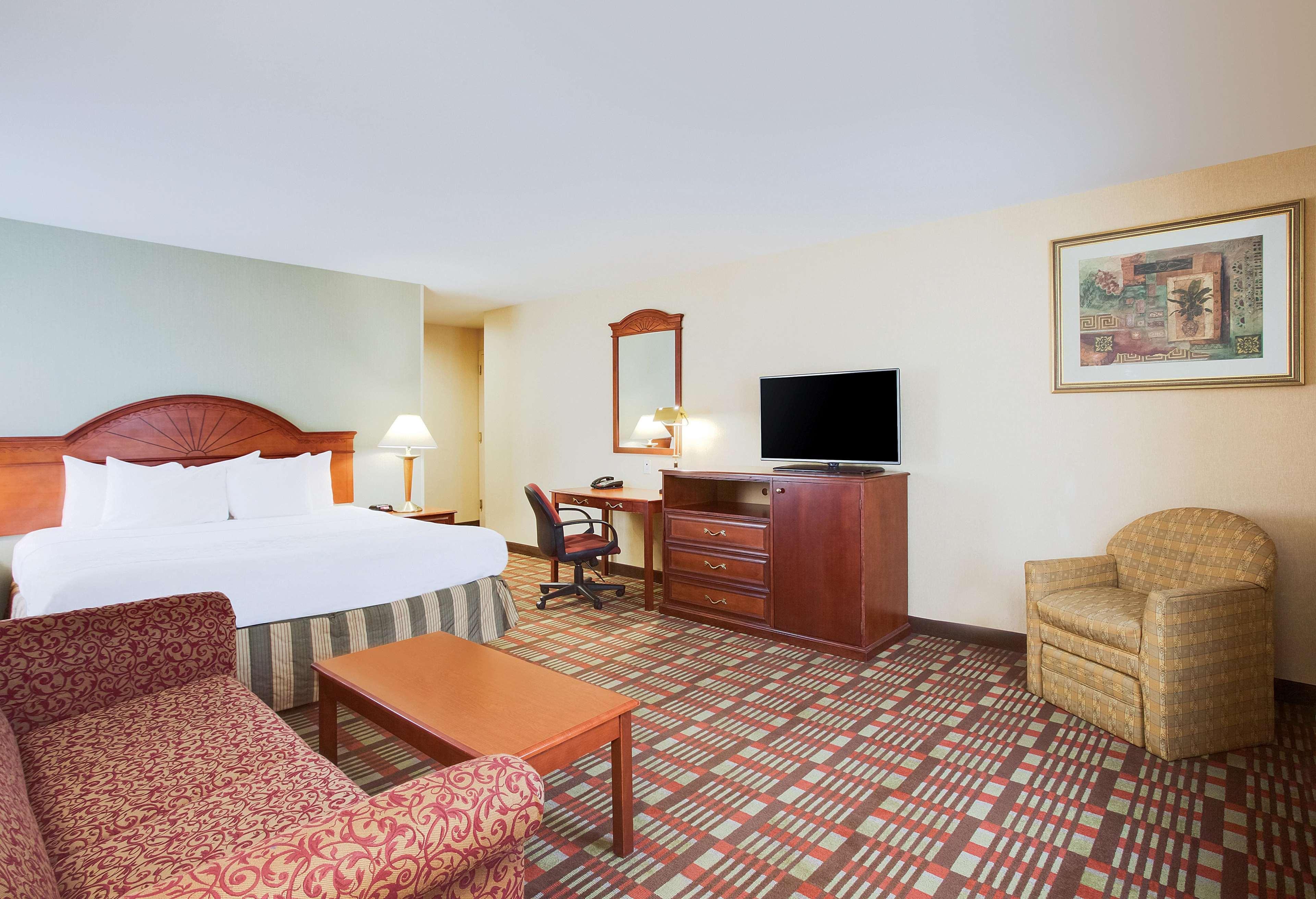 Khách sạn La Quinta By Wyndham Queens