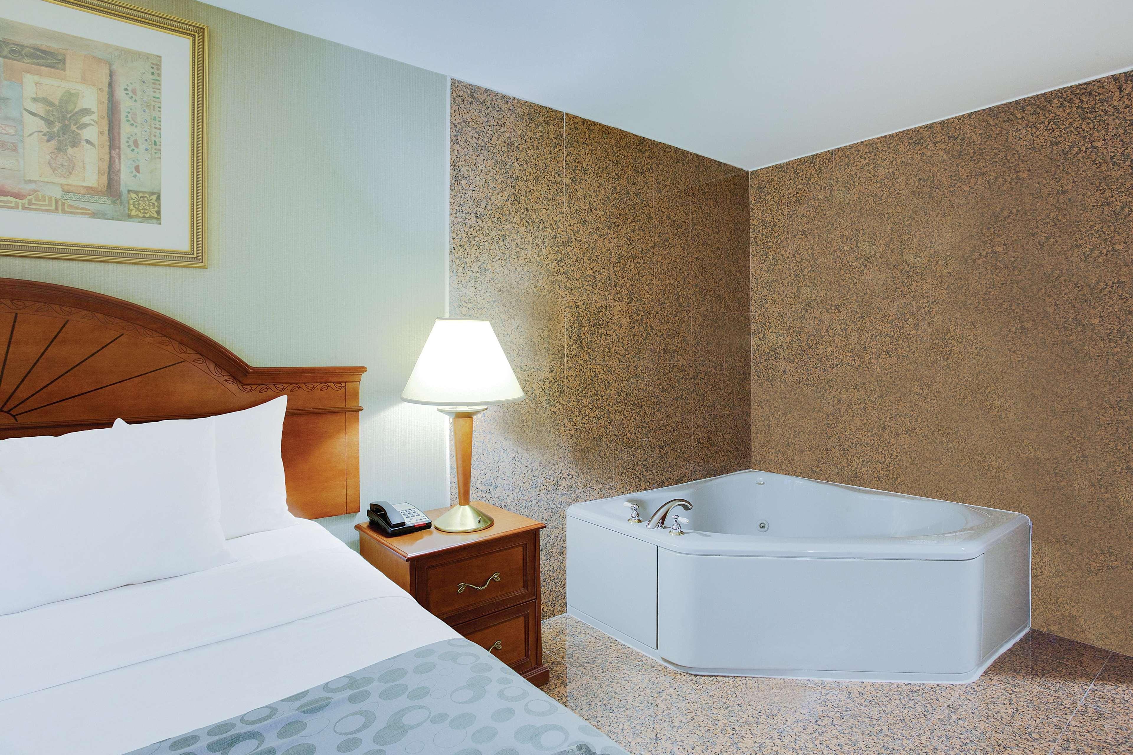 La Quinta By Wyndham Queens Khách sạn 3*