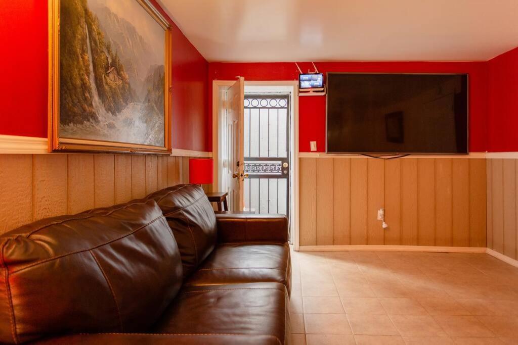 Large Apt, One Block To Train Apartamento Nova York