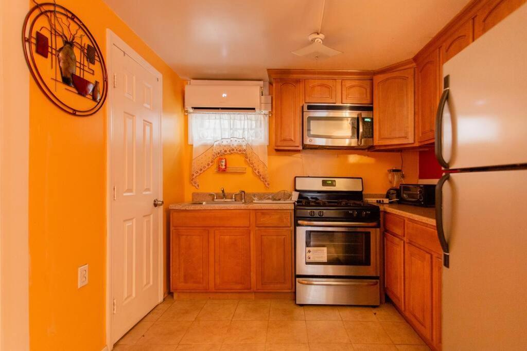 Large Apt, One Block To Train Apartamento *