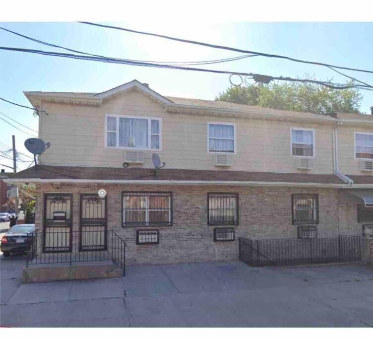 Large Apt, One Block To Train Apartamento *