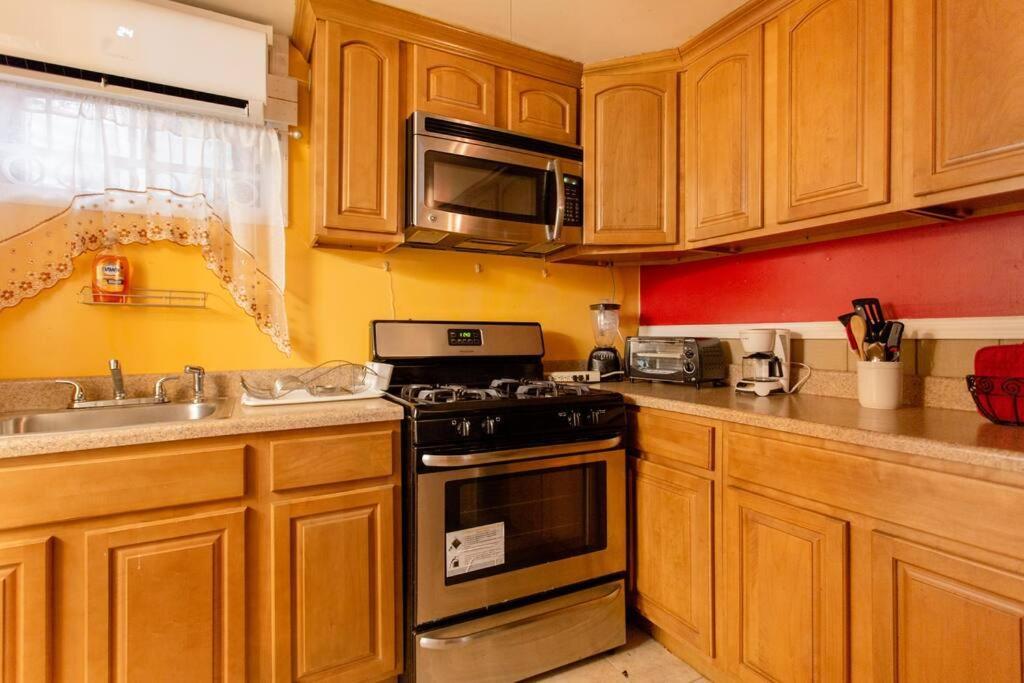 Large Apt, One Block To Train Apartamento