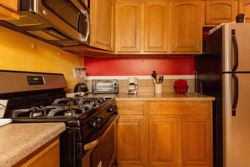 Apartamento Large Apt, One Block To Train Nova York