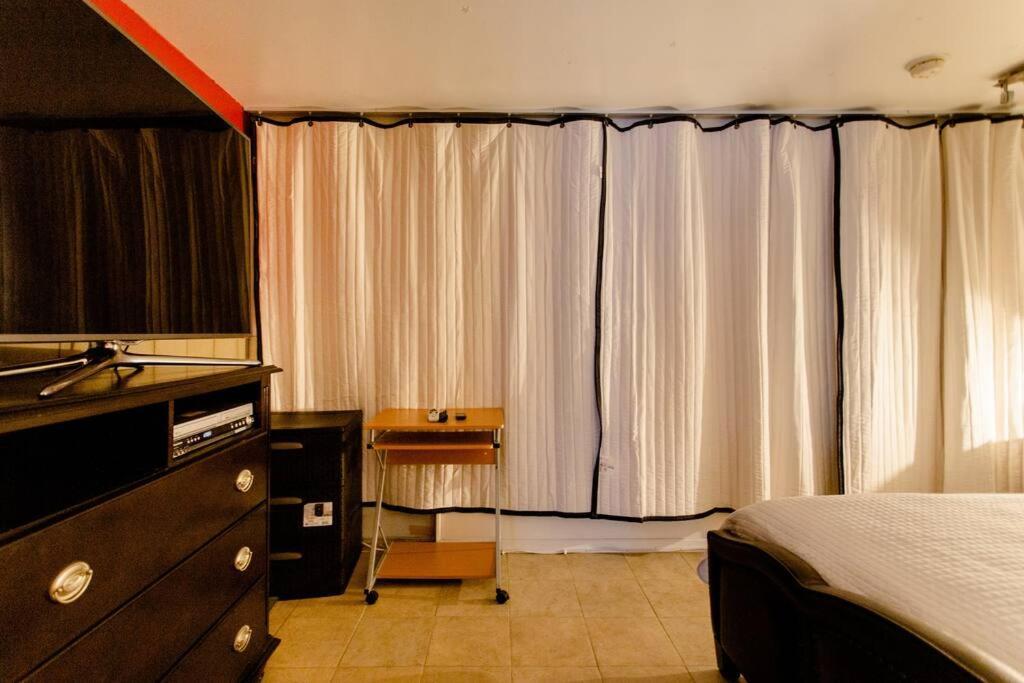 Large Apt, One Block To Train Nova York