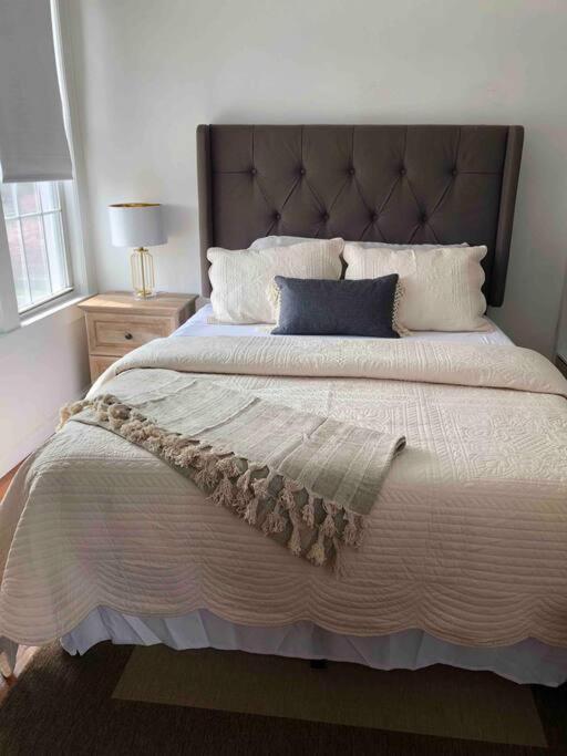 Căn hộ Private In Townhouse W Shared Baths Qn Bed 1-3ppl *