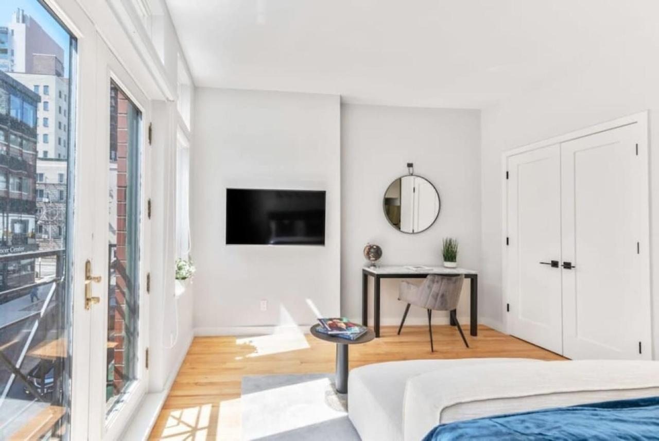 W Charming Juliet Balcony In Upper East