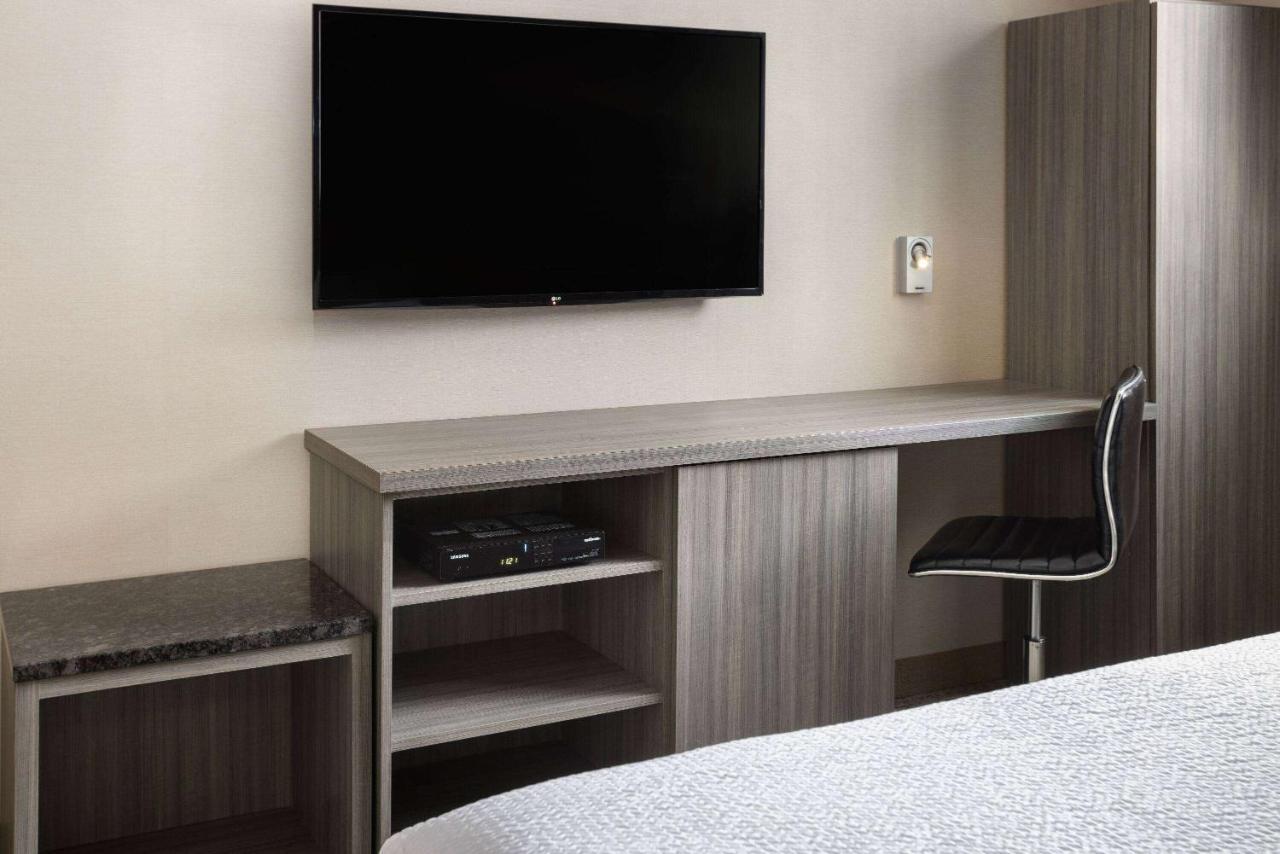 Ramada By Wyndham Bronx Khách sạn 3*