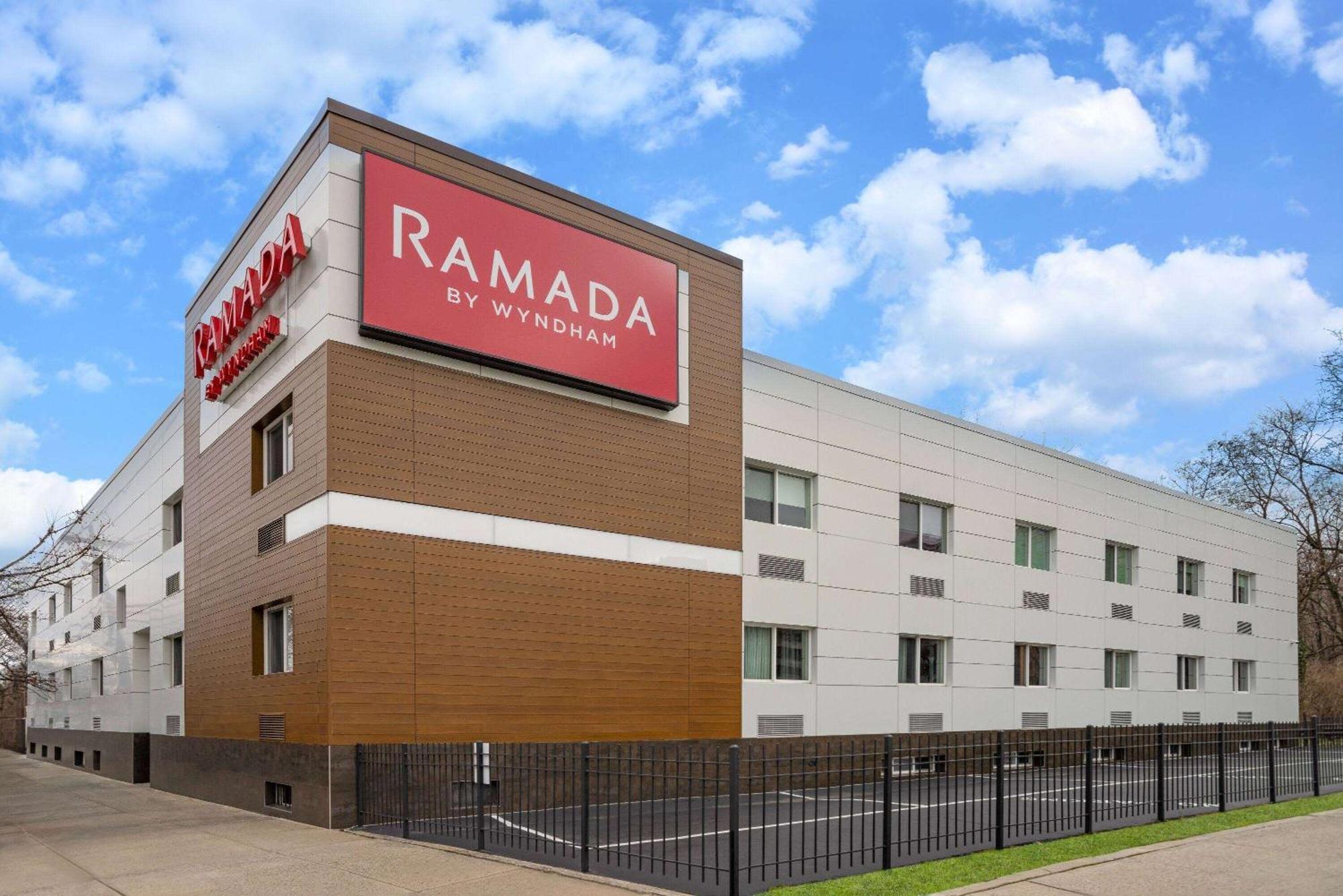 Ramada By Wyndham Bronx Khách sạn 3*