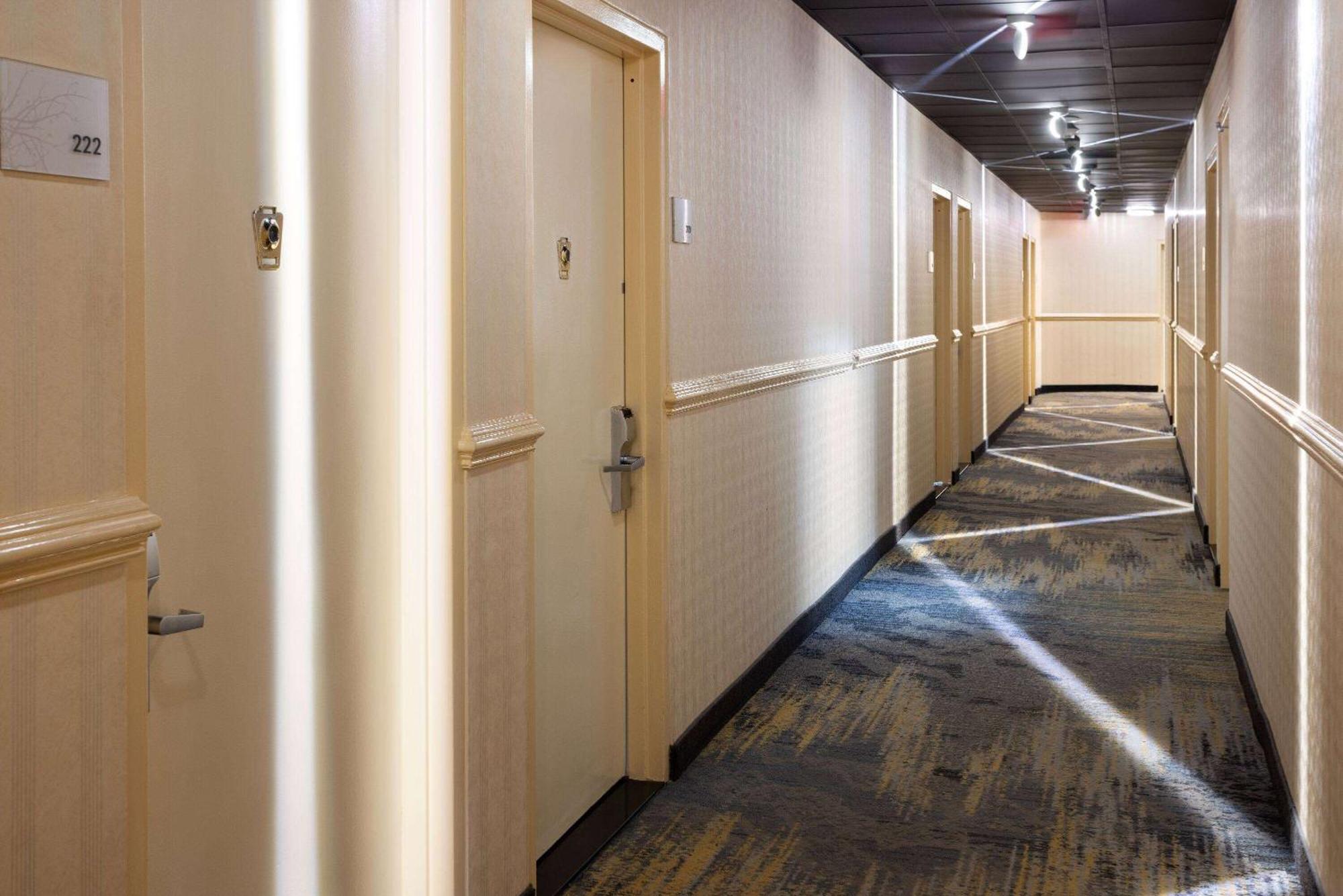 Ramada By Wyndham Bronx Khách sạn 3*