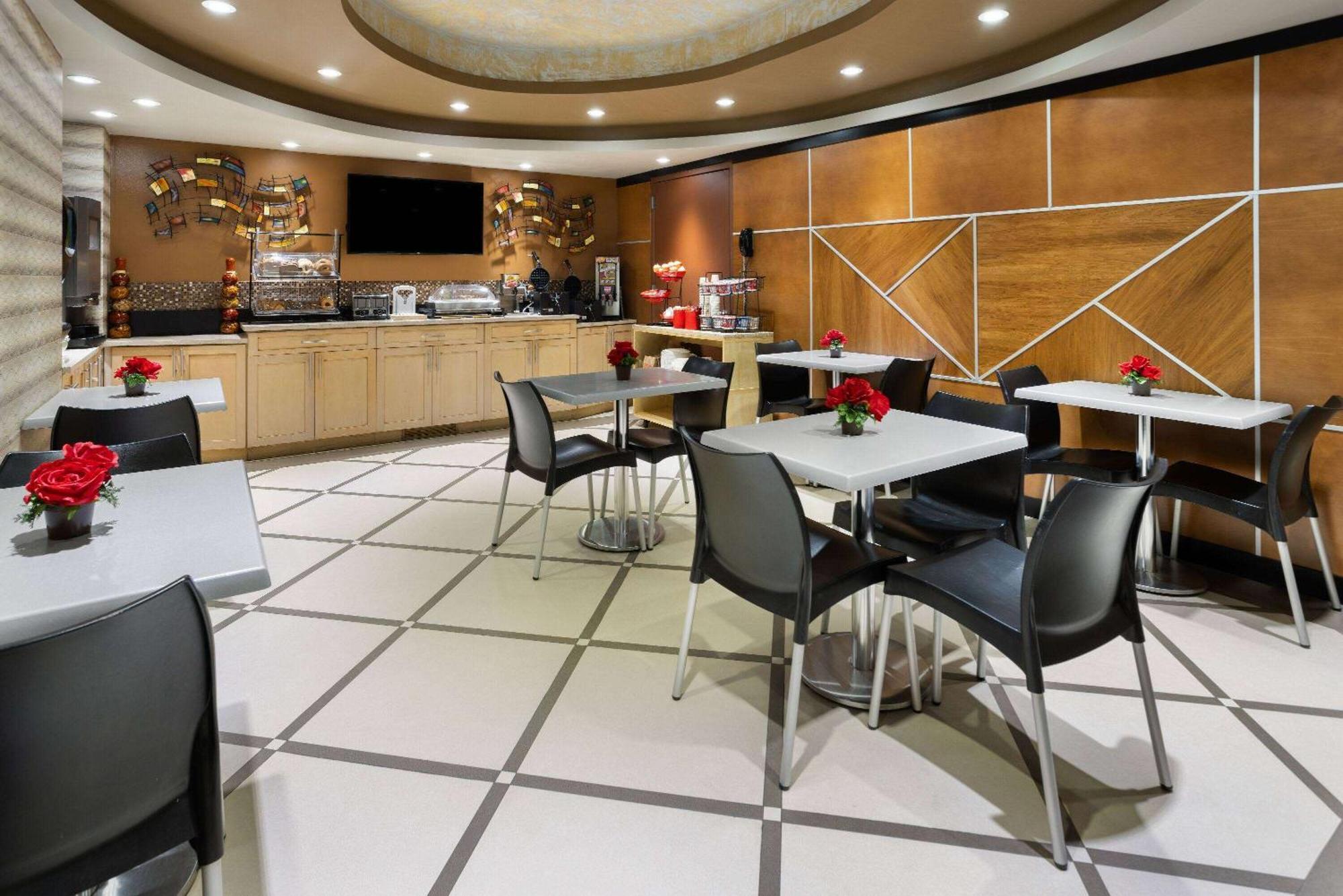 Ramada By Wyndham Bronx Khách sạn