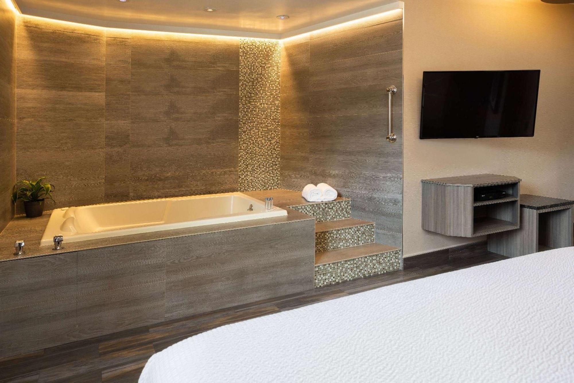 Khách sạn Ramada By Wyndham Bronx 3*