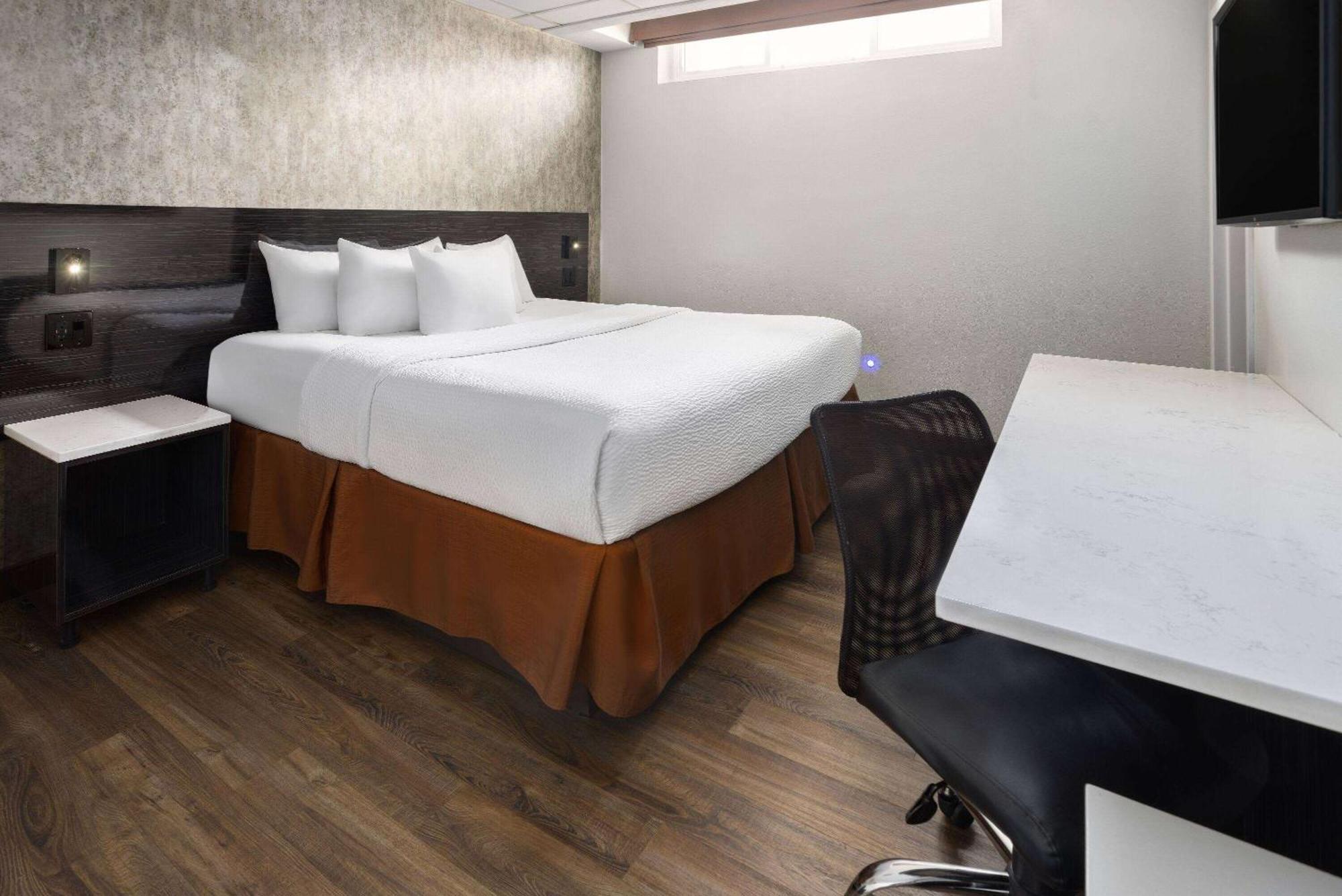 Ramada By Wyndham Bronx Khách sạn 3*