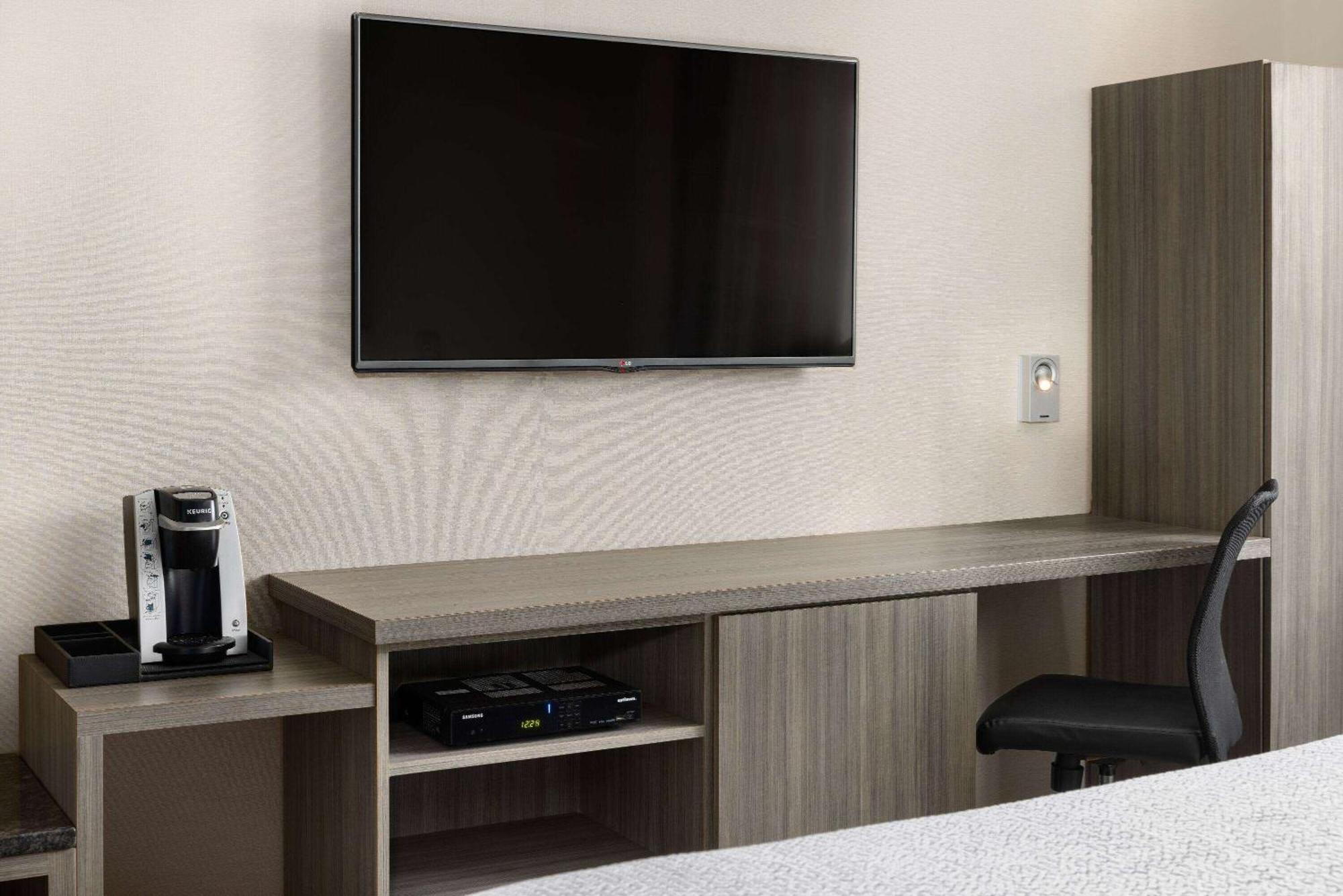 Ramada By Wyndham Bronx Khách sạn 3*