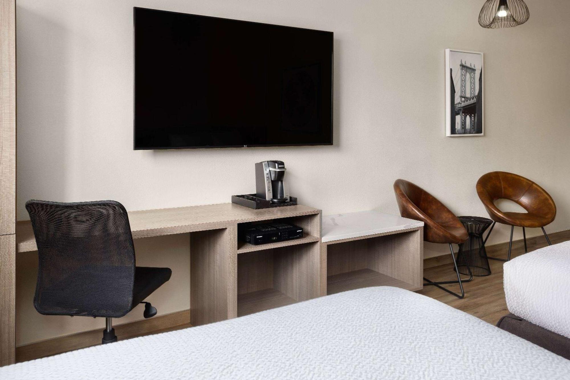 Khách sạn Ramada By Wyndham Bronx 3*