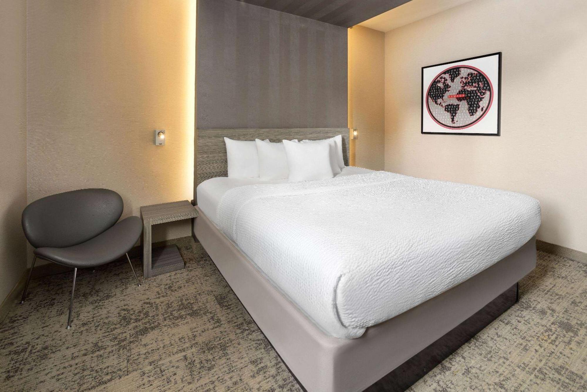 Khách sạn Ramada By Wyndham Bronx 3*