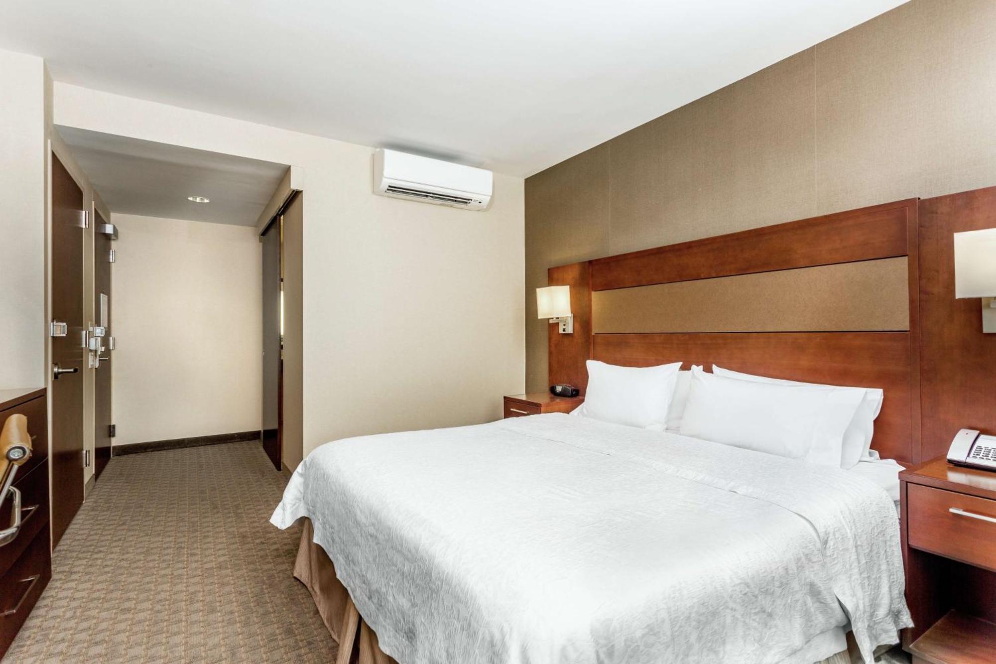 Hampton Manhattan Grand Khách sạn 3*