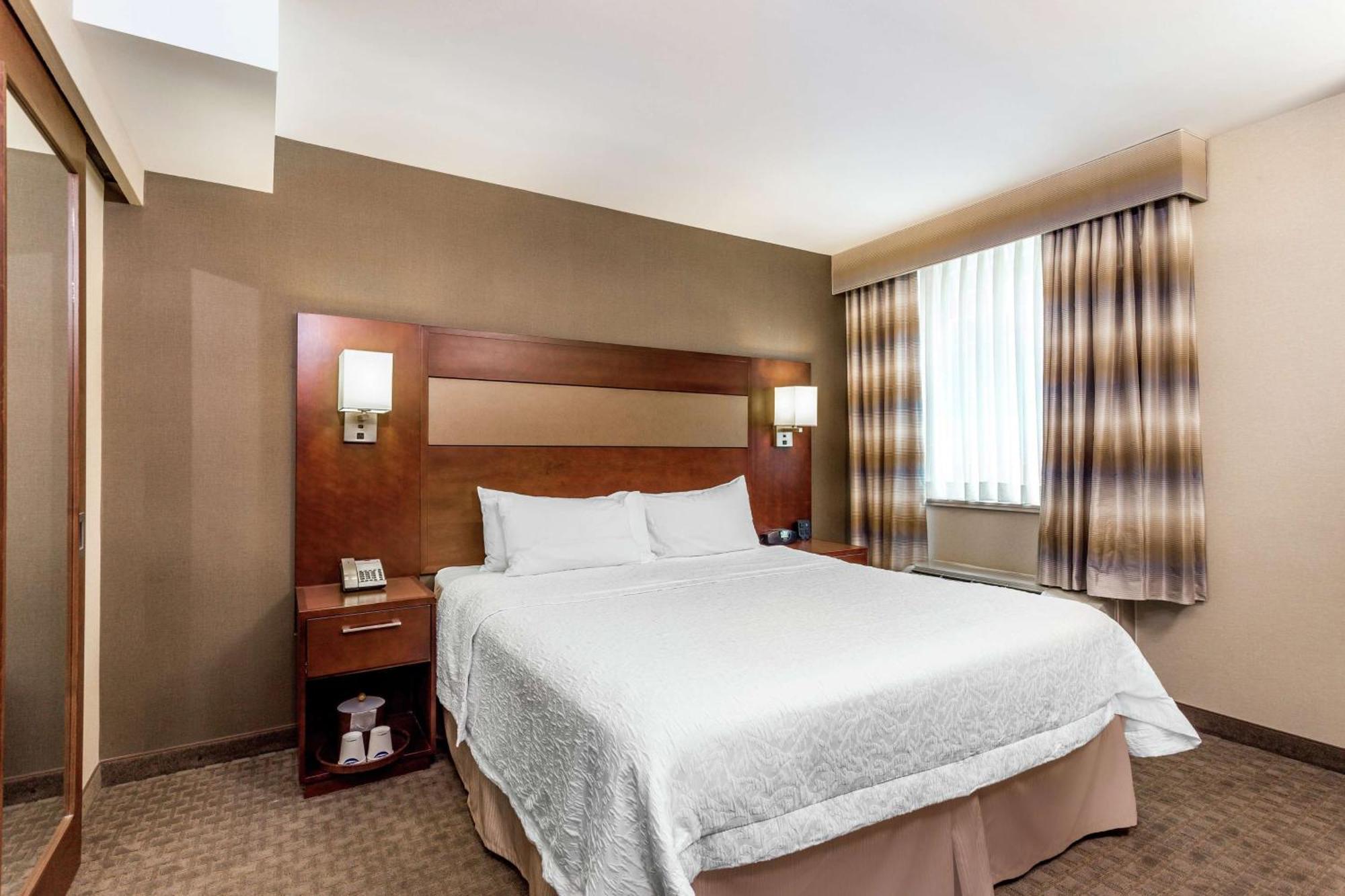Khách sạn Hampton Manhattan Grand