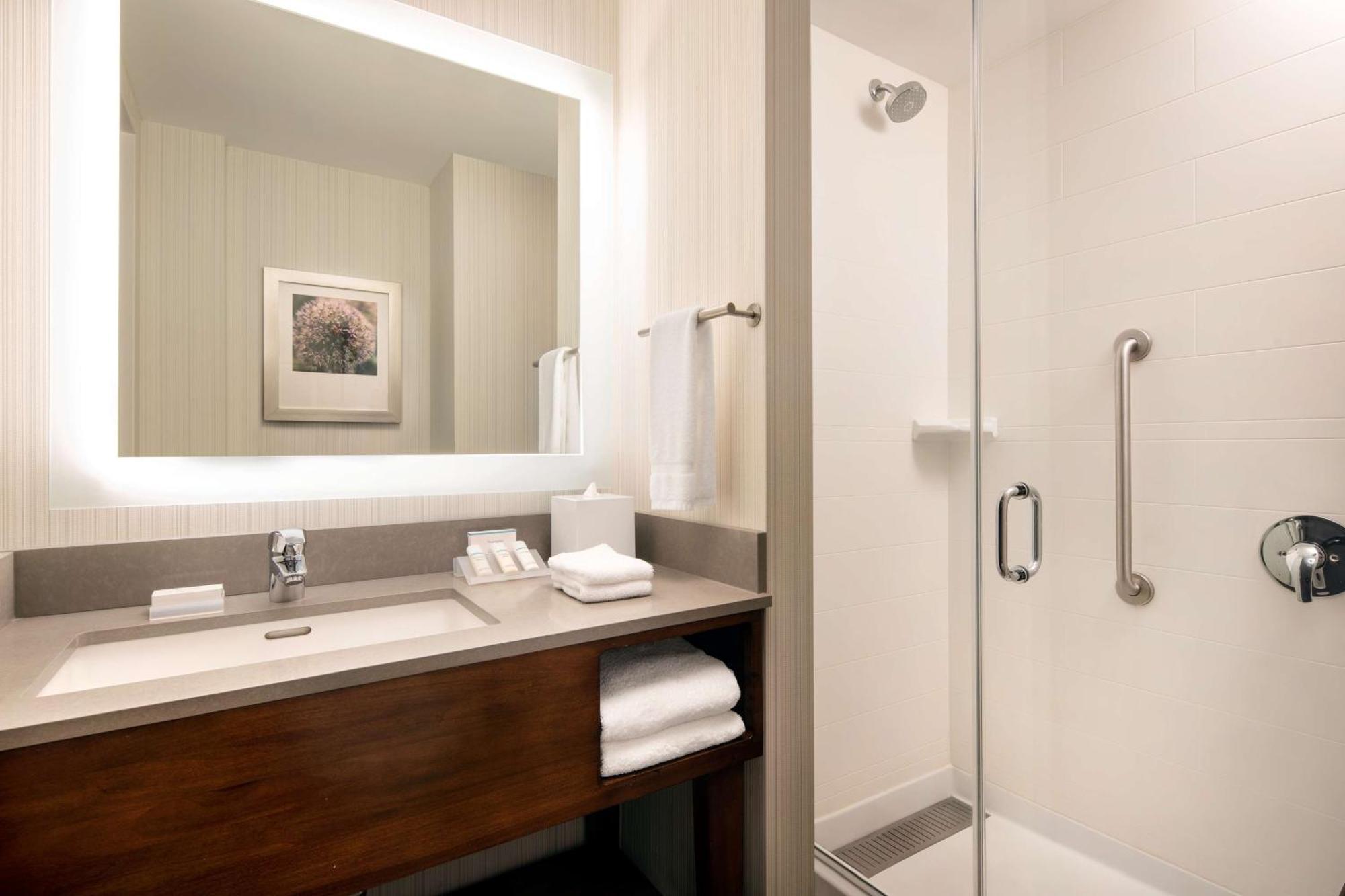 Khách sạn Hilton Garden Long Island