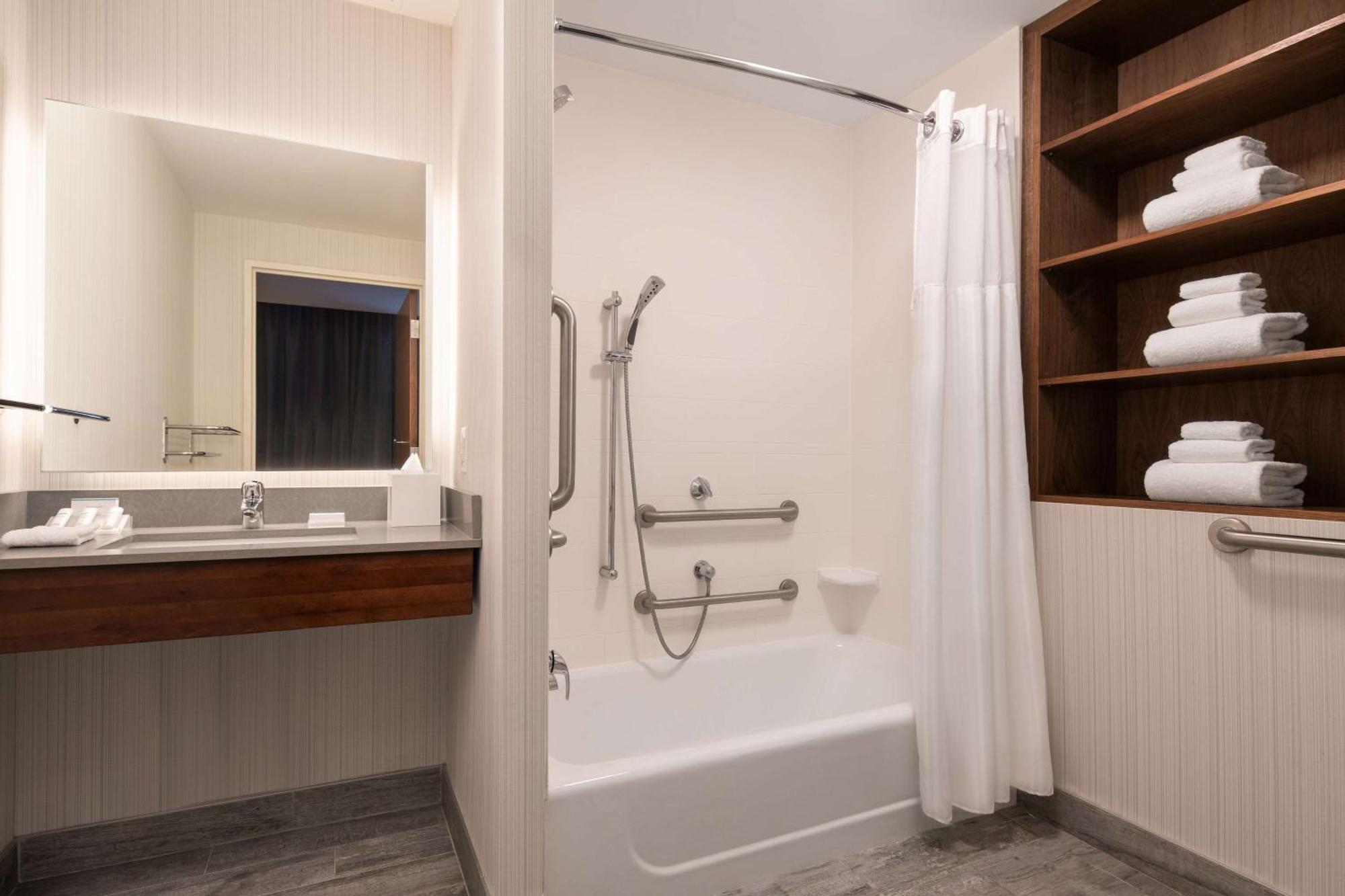 Hilton Garden Long Island Khách sạn 3*