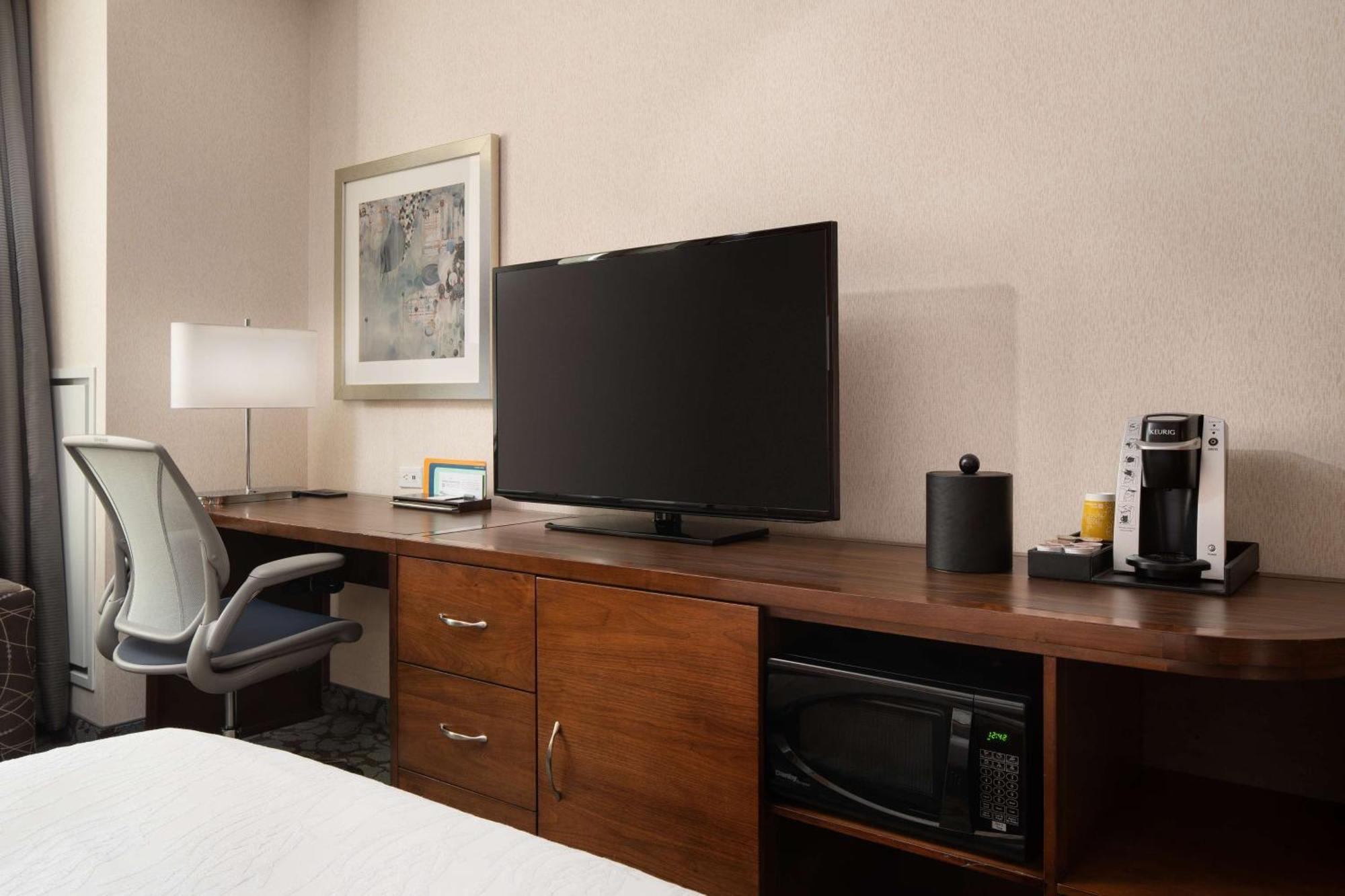 Khách sạn Hilton Garden Long Island