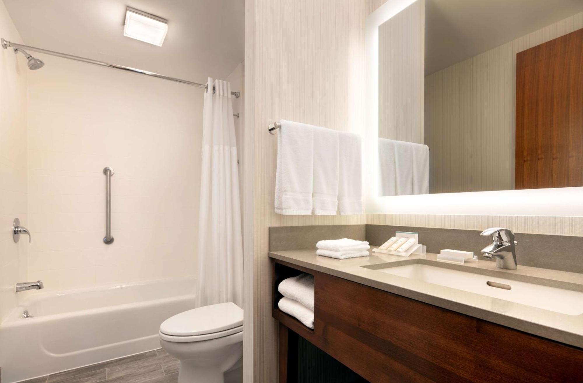 Khách sạn Hilton Garden Long Island