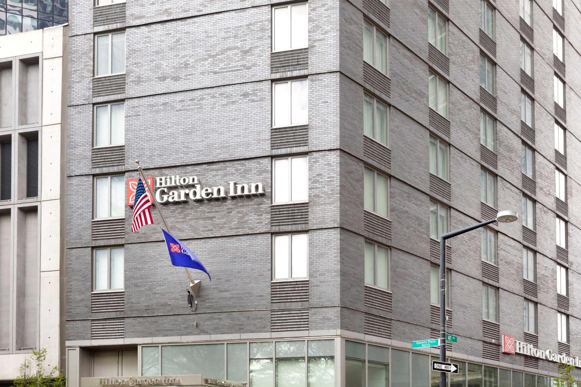 Khách sạn Hilton Garden Long Island