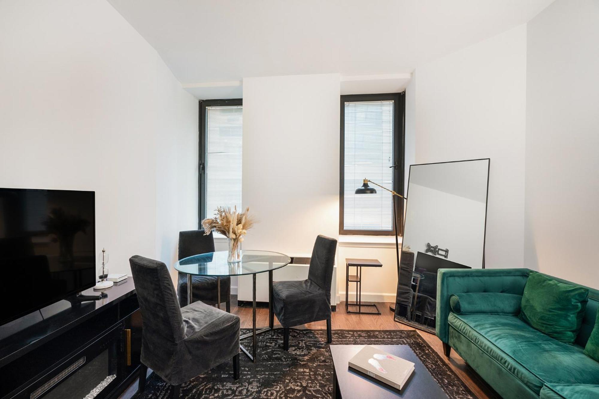 Căn hộ Sleek 1-bedroom In The Financial Dsitrict *