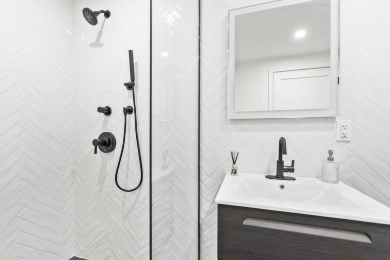 Luxe Studio With Charming Juliet Balcony Căn hộ